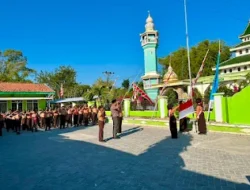 Hari Pramuka ke-65, MI An-Nibros I Giligenting Gelar Upacara dan Bakti Sosial