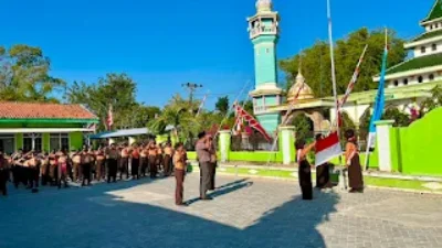 Siswa MI An-Nibros I Giligenting mengikuti upacara dan bakti sosial Hari Pramuka ke-65