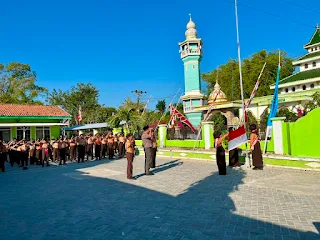 Siswa MI An-Nibros I Giligenting mengikuti upacara dan bakti sosial Hari Pramuka ke-65