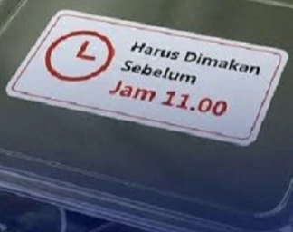 Ompreng program Makan Bergizi Gratis dengan label batas waktu konsumsi untuk meningkatkan keamanan pangan di sekolah.