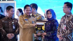 Wali Kota Jakarta Barat Iin Mutmainnah menerima penghargaan Dukcapil Prima Awards 2026 dari Mendagri Tito Karnavian.