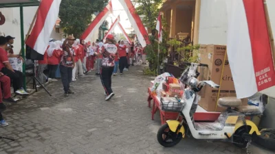 Warga Perumahan GAW Sumenep mengikuti jalan sehat HUT ke-81 RI