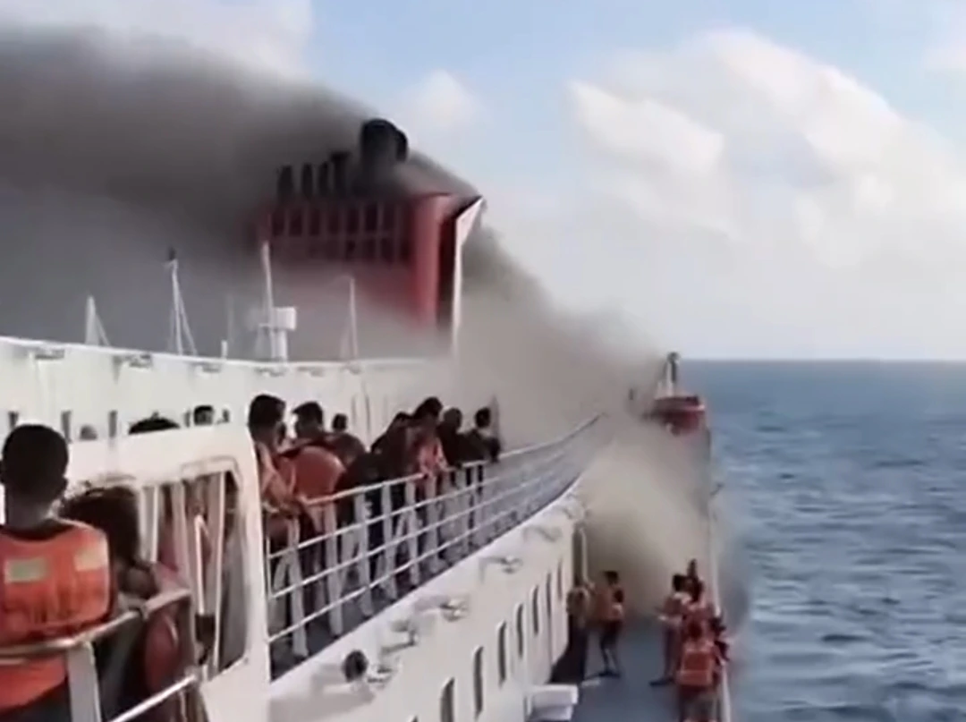 Evakuasi penumpang KMP Mutiara Santosa 2 yang terbakar di perairan utara Pulau Sapudi