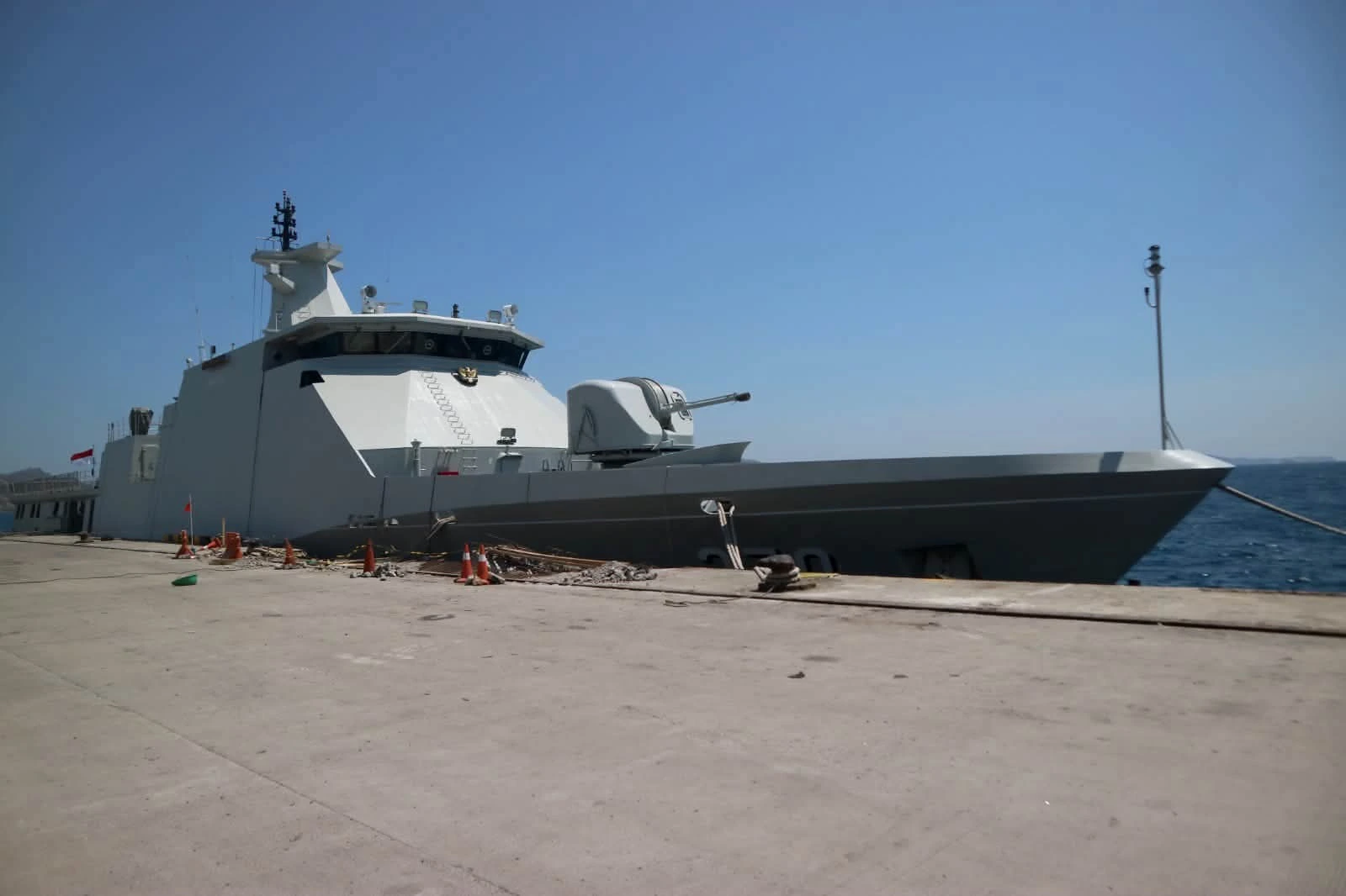 KRI Bung Hatta membawa bantuan logistik korban gempa NTT M7,7