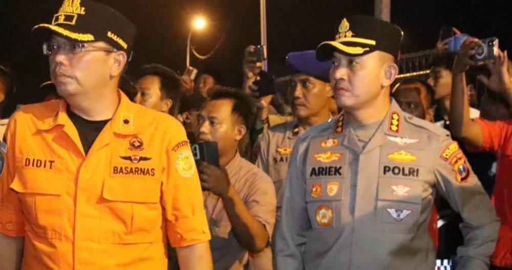 Kapolresta Sumenep memantau penerimaan korban KM Mutiara Sentosa 2 di Pelabuhan Kalianget.
