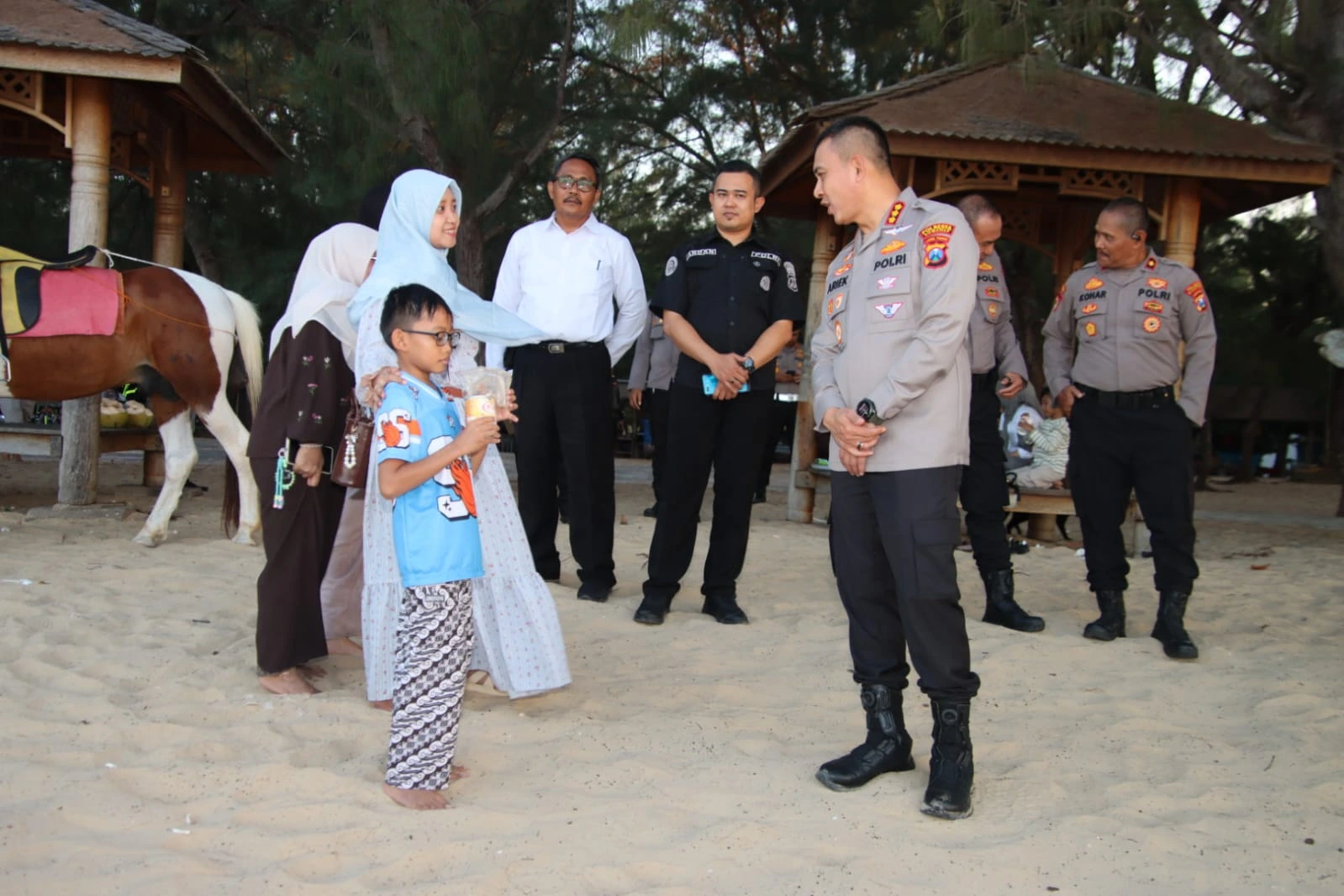 Kapolresta Sumenep patroli Harkamtibmas di Pantai Lombang melalui program Polisi Menyapa