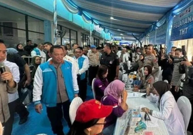 Kapolri Listyo Sigit meninjau Baktikes Polri untuk warga dan pekerja di Surabaya.
