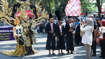 Karnaval HUT ke-81 RI di Bangkalan diikuti pelajar dan peserta umum.