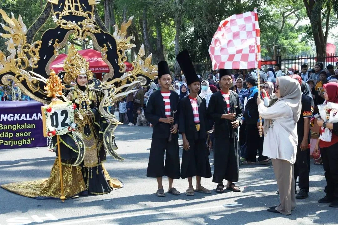 Karnaval HUT ke-81 RI di Bangkalan diikuti pelajar dan peserta umum.