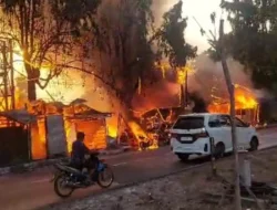 Kebakaran Kios Dekat Jembatan Babat-Lamongan, Puluhan Lapak dan 2 Motor Terbakar
