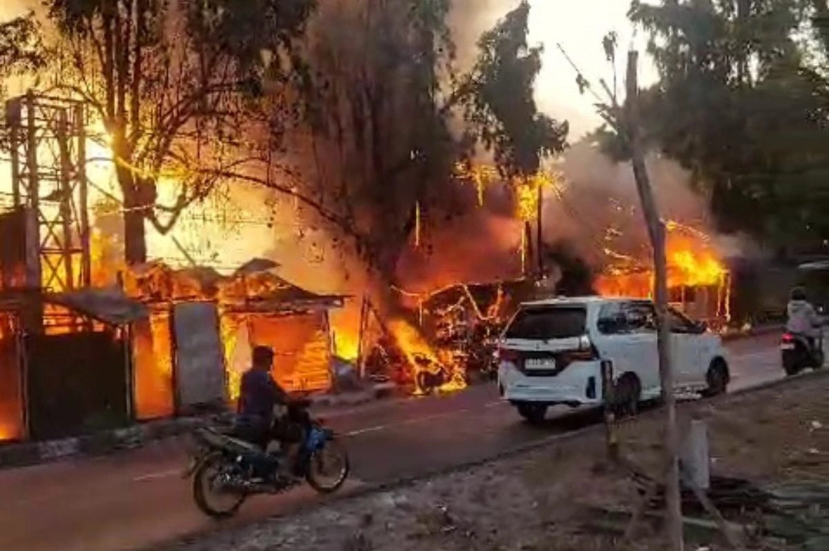 Kebakaran puluhan kios dekat jembatan Babat Lamongan