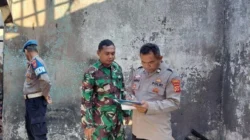 Petugas memadamkan kebakaran rumah milik warga di Desa Sigong, Lemahabang, Kabupaten Cirebon.