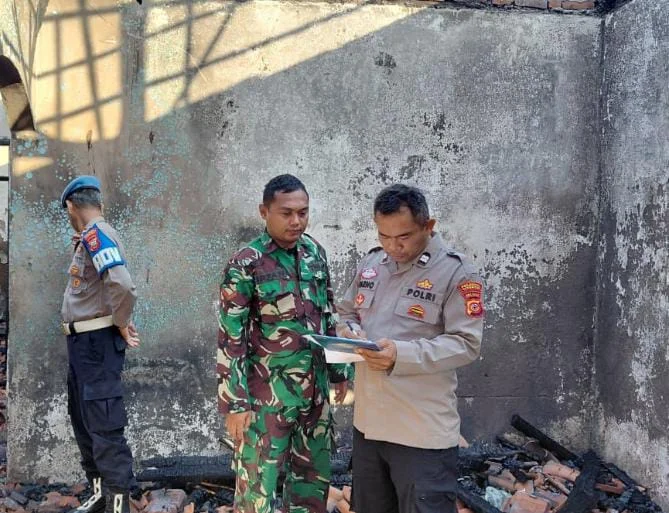 Petugas memadamkan kebakaran rumah milik warga di Desa Sigong, Lemahabang, Kabupaten Cirebon.