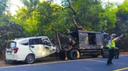 Petugas kepolisian menangani kecelakaan Toyota Calya dan Bus Mesion di Jalan Denpasar-Gilimanuk, Jembrana, Bali.