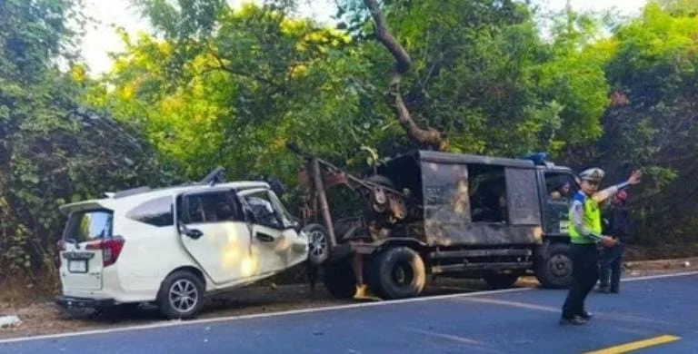 Petugas kepolisian menangani kecelakaan Toyota Calya dan Bus Mesion di Jalan Denpasar-Gilimanuk, Jembrana, Bali.