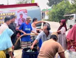 Kemarau Melanda, Polres Serang Salurkan 8.000 Liter Air Bersih ke Warga Carenang