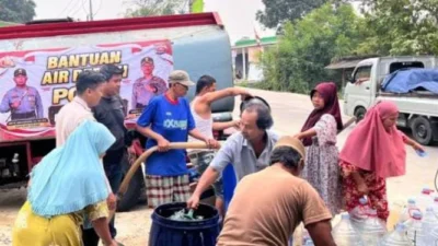 Polres Serang salurkan 8.000 liter air bersih kepada warga Carenang
