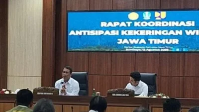 Menteri Pertanian Andi Amran Sulaiman membahas ancaman kekeringan lahan pertanian Jawa Timur