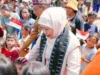 Khofifah Bermain Ular Tangga dengan Anak Pengungsi Gempa NTT, Siapkan Tambahan 5 Ton Beras