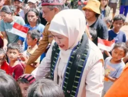 Khofifah Bermain Ular Tangga dengan Anak Pengungsi Gempa NTT, Siapkan Tambahan 5 Ton Beras