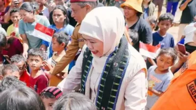 Khofifah bermain ular tangga bersama anak pengungsi gempa NTT