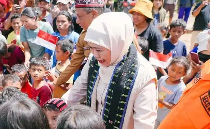 Khofifah bermain ular tangga bersama anak pengungsi gempa NTT