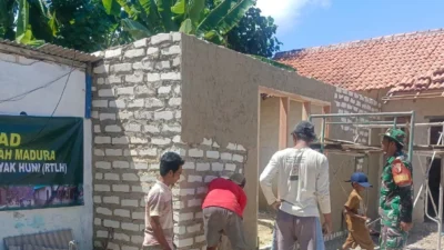Babinsa dan warga membangun rumah tidak layak huni milik warga di Desa Guluk Manjung, Bluto, Sumenep.