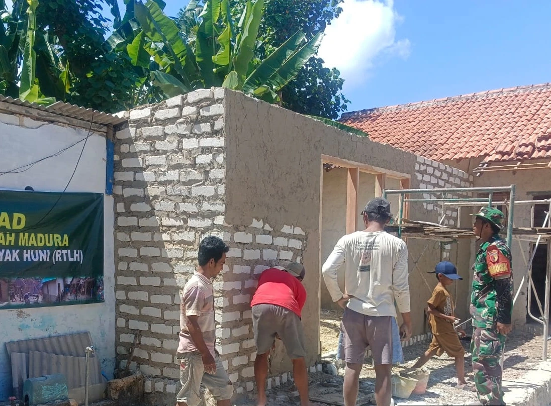 Babinsa dan warga membangun rumah tidak layak huni milik warga di Desa Guluk Manjung, Bluto, Sumenep.