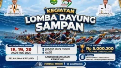 Lomba Dayung Sampan di Pelabuhan Kayuaro Kangayan Sumenep
