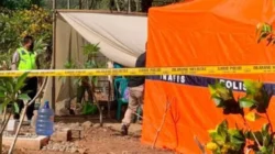 Polisi menjaga makam Sutrimo di Banyumas jelang ekshumasi