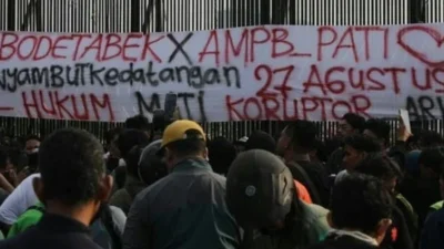 Massa AMPB berdatangan ke Kompleks Parlemen Senayan jelang demo 27 Agustus