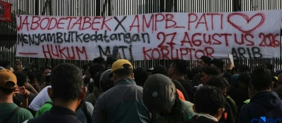 Massa AMPB berdatangan ke Kompleks Parlemen Senayan jelang demo 27 Agustus