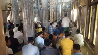 KH Zuhdi Salim menyampaikan tausiyah Maulid Nabi di Giligenting Sumenep