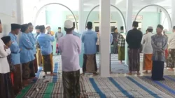 Maulid Nabi di Mushalla Annaja Giligenting dihadiri mahasiswa KKN Annuqayah