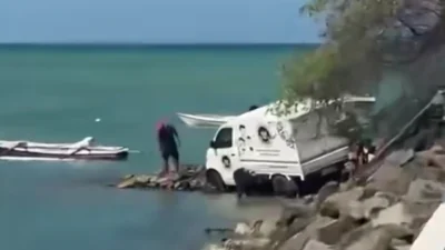 Mobil operasional MBG terperosok dari jembatan hingga berada di tepi pantai Raas Sumenep
