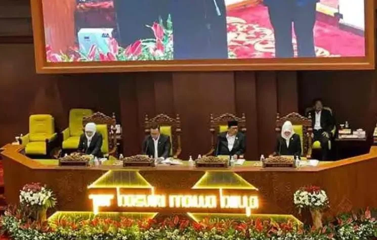 Khofifah sampaikan jawaban pemerintah dalam pembahasan P-APBD Jatim 2026