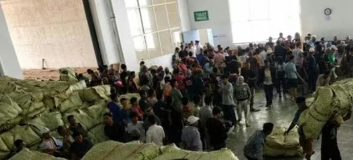 Antrean petani menjual tembakau rajangan di gudang Pamekasan