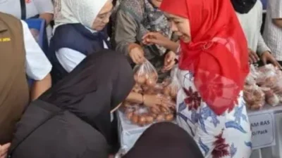 Khofifah membagikan beras SPHP saat pasar murah Pemprov Jatim di Surabaya