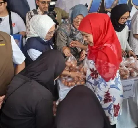 Khofifah membagikan beras SPHP saat pasar murah Pemprov Jatim di Surabaya
