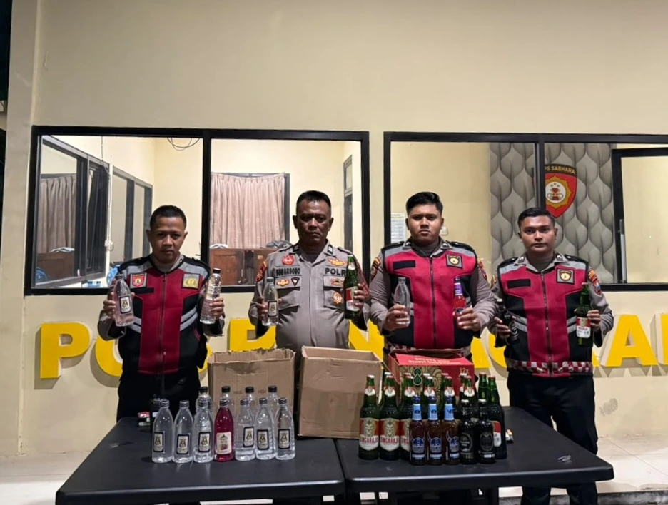 Sat Samapta Polresta Sumenep mengamankan 54 botol miras dari dua toko