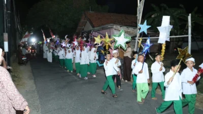 Pawai Ta’aruf Santri MDT Al-Alim Sumenep dalam rangka memperingati Maulid Nabi Muhammad SAW