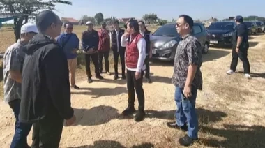 Peninjauan lahan pembangunan Sekolah Rakyat permanen di Desa Gunggung Kecamatan Batuan Kabupaten Sumenep oleh perwakilan Kementerian Sosial dan Pemkab Sumenep.