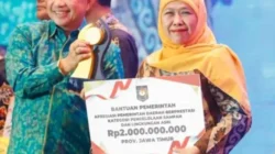 Khofifah menerima penghargaan pengelolaan sampah Jawa Timur 2026