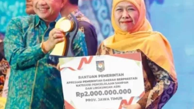 Khofifah menerima penghargaan pengelolaan sampah Jawa Timur 2026