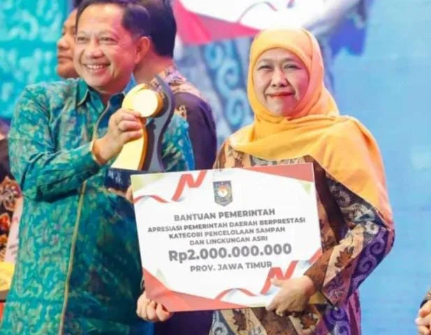 Khofifah menerima penghargaan pengelolaan sampah Jawa Timur 2026