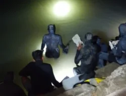 Pencarian Pemuda Giligenting yang Jatuh di Dermaga Aenganyar Berlanjut hingga Malam, Sembilan Penyelam Dikerahkan