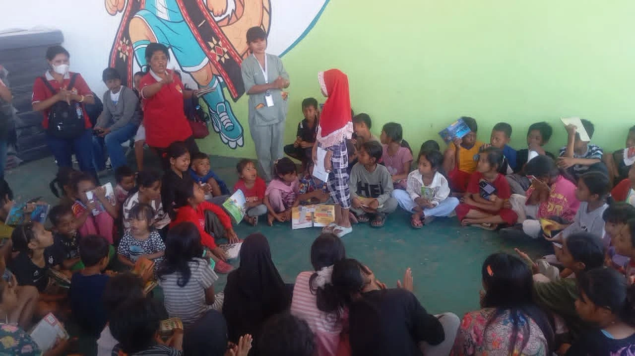 Anak pengungsi Sikka mengikuti trauma healing dan membaca di perpustakaan keliling