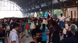 Kerumunan warga di jalur rel mengganggu perjalanan Commuter Line Tanjung Priok