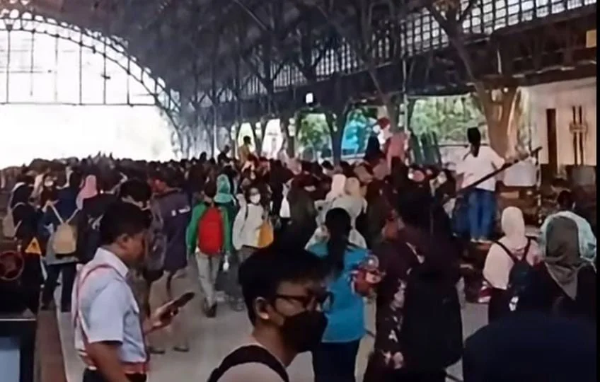 Kerumunan warga di jalur rel mengganggu perjalanan Commuter Line Tanjung Priok