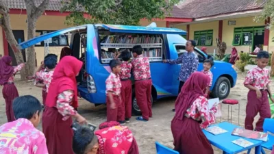 Siswa SDN Kebunan 1 membaca buku dalam layanan Perpusling Sumenep